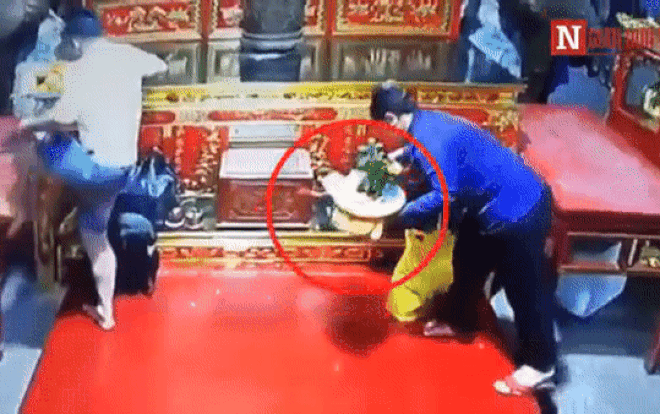 Truy tìm danh tính người phụ nữ 'cuỗm' túi xách chứa nhiều tài sản giá trị của phật tử ở hội Phủ Dầy Ảnh 2
