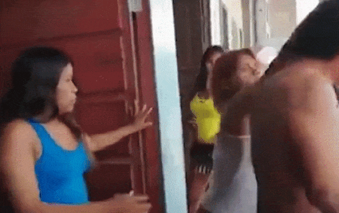 Lấy tiền ăn của con đi uống rượu với hội chị em, vợ lao vào quán đánh chồng tơi tả khiến ai cũng sợ khiếp vía Ảnh 2