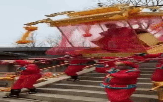 Cô dâu ngã sấp mặt từ độ cao 3 m, kiệu đè lên người khi thử rước dâu kiểu cổ đại Ảnh 2