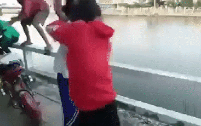 Phẫn nộ clip 2 nữ sinh đánh nhau trong sự hò reo cổ vũ của bạn bè Ảnh 2