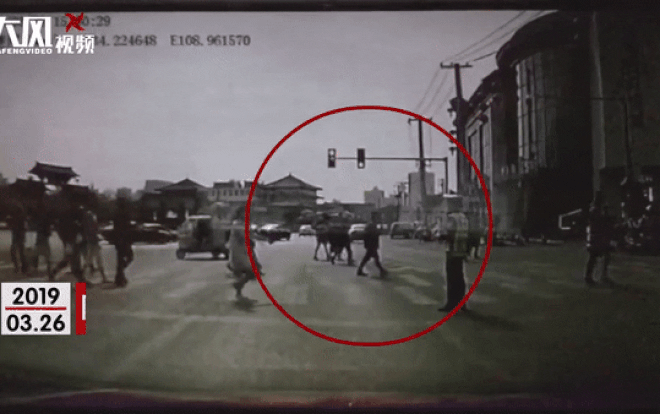 Dùng 'mỹ nhân kế' để quyến rũ cảnh sát giao thông, cô gái trẻ nhận cái kết ê chề Ảnh 2