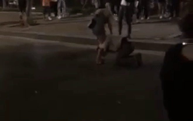 Thanh niên quỳ gối giữa đường khóc lóc thảm thiết khi thấy bạn gái đi cùng chàng trai lạ Ảnh 2