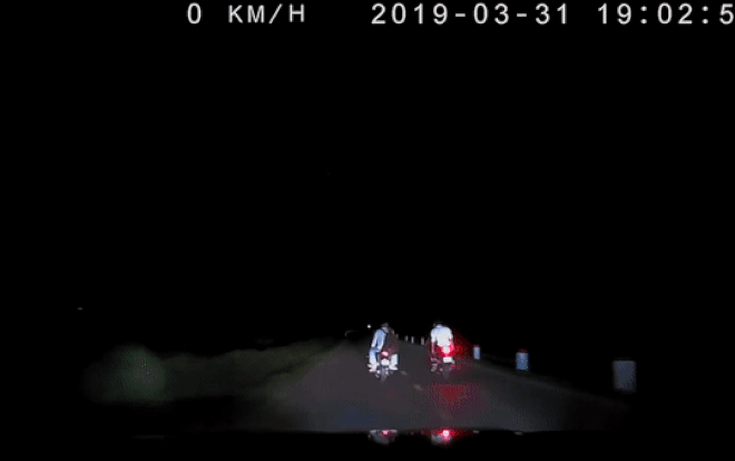 Clip: Nhóm 8 thanh niên đầu trần, chạy xe máy dàn hàng ngang trên đường thách thức tài xế ô tô gây bức xúc Ảnh 2