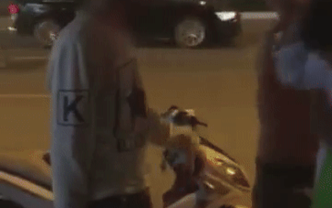 Tài xế taxi bị người nhà của nam thanh niên đi xe máy đấm vào mặt sau vụ va chạm nhỏ gây bức xúc Ảnh 2