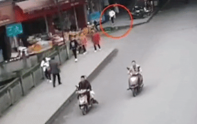 Kinh hoàng cảnh người mẹ thản nhiên vứt con vào thùng rác giữa chốn đông người Ảnh 2