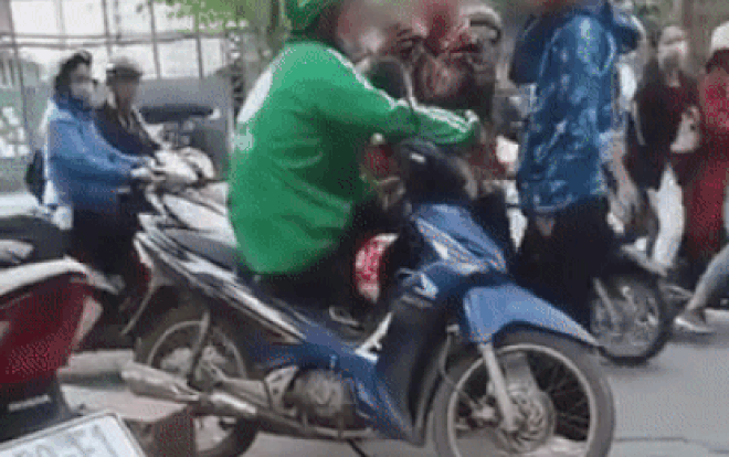 Nam thanh niên bặm trợn, liên miệng quát nạt và lấy tay đập vào đầu tài xế Grab gây bức xúc Ảnh 2