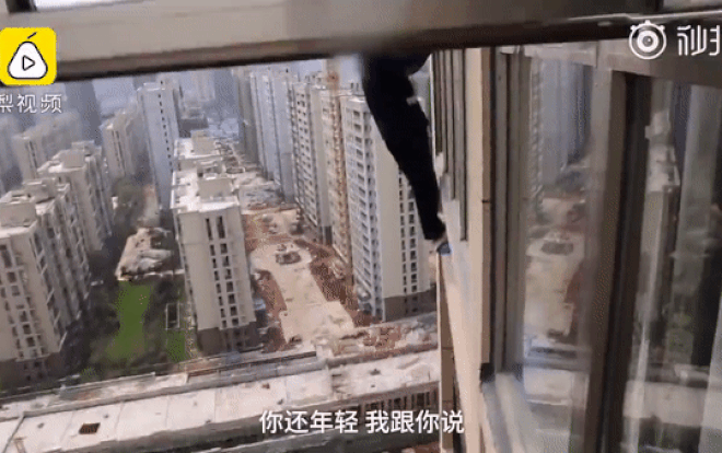 Tên trộm trèo qua cửa sổ tầng 23 hòng trốn cảnh sát nhưng nhìn xuống dưới lại sợ 'mất mật' Ảnh 2