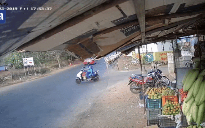 Kinh hoàng khoảnh khắc 2 xe máy đâm vào nhau nát bét Ảnh 2