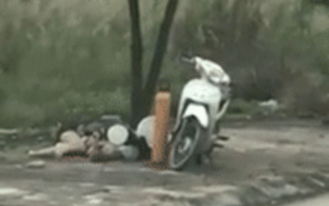 Clip cặp đôi trẻ vô tư lăn lộn trên vỉa hè, nằm hít bóng cười nhận nhiều chỉ trích từ cộng đồng mạng Ảnh 2