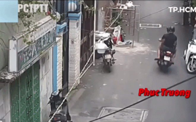 Cô gái trẻ bị 2 nam thanh niên giật túi xách trên tay, bất lực nhìn chúng tẩu thoát Ảnh 2