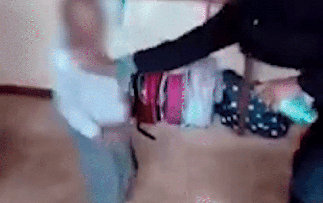 Phẫn nộ cảnh giáo viên mầm non liên tiếp đánh vào đầu trẻ, quăng quật như đồ vật Ảnh 2