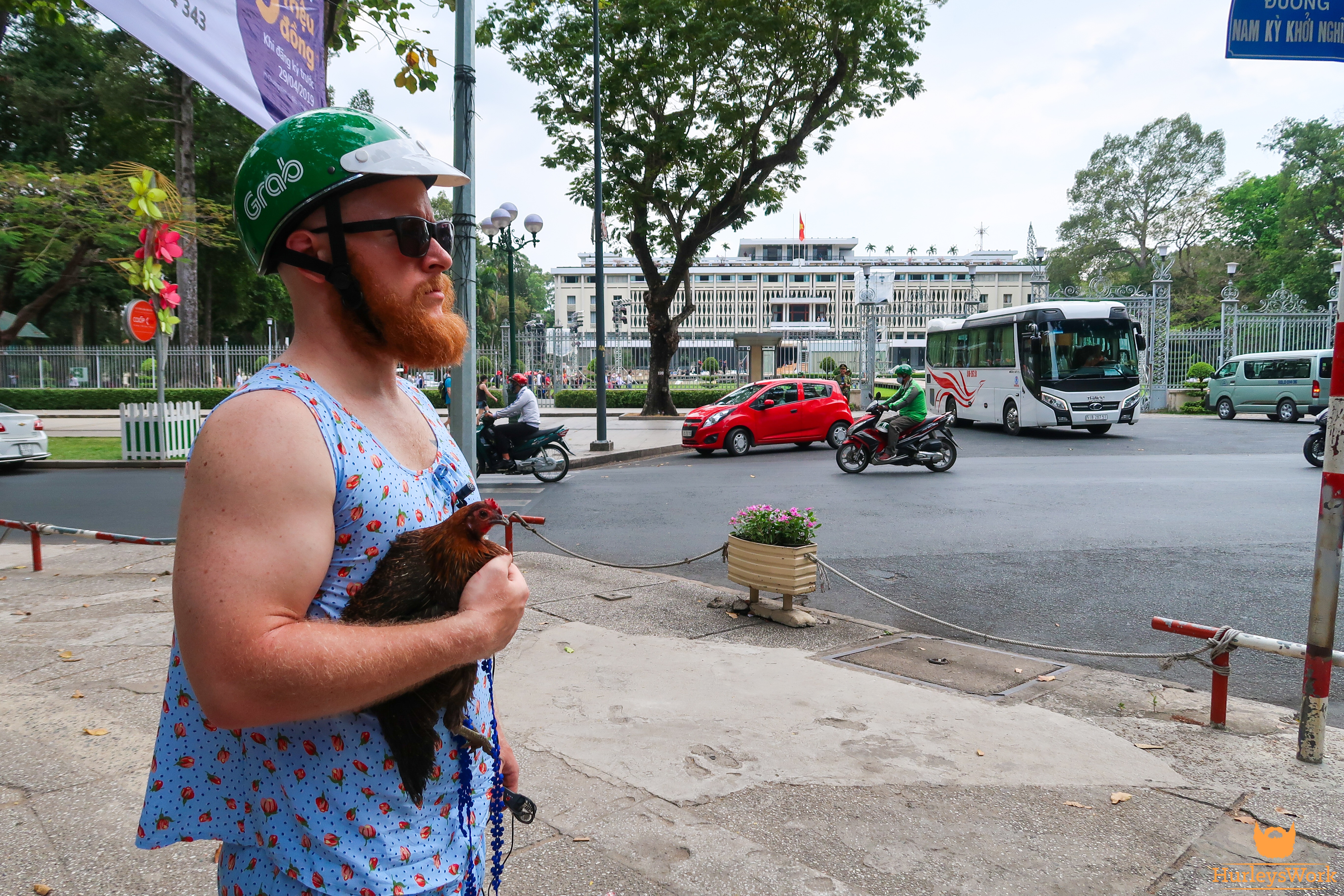 Chuyện chàng Tây mặc đồ bộ và tình bạn cùng cô gà tên Đạt: ‘Yêu Sài Gòn, mê bún bò và muốn làm người hài hước nhất Việt Nam!’ Ảnh 11