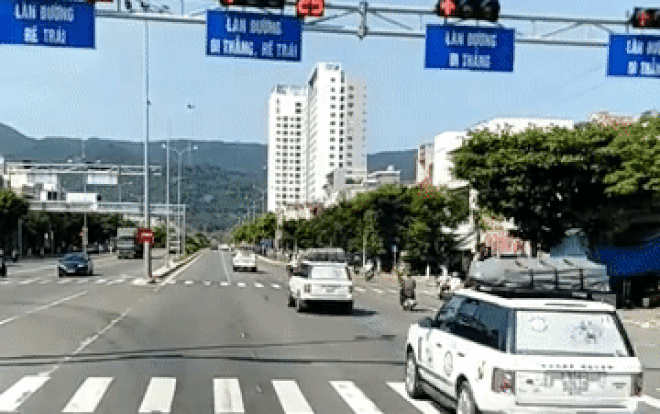 Xôn xao clip đoàn ô tô hạng sang của tập đoàn Trung Nguyên nối đuôi nhau ngang nhiên vượt đèn đỏ ở Đà Nẵng Ảnh 2
