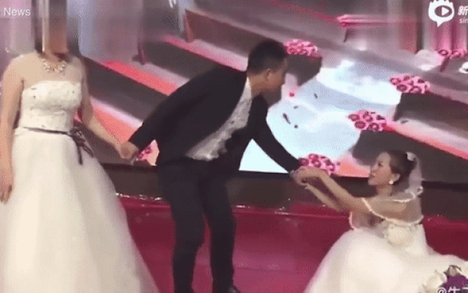 Cặp đôi chuẩn bị hôn nhau, người yêu cũ của chú rể mặc váy cưới bất thình lình xuất hiện van xin quay lại Ảnh 2