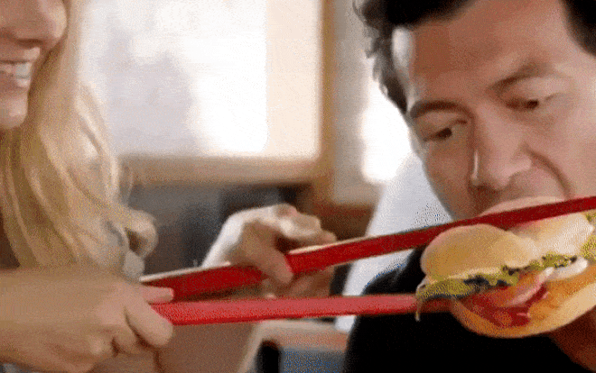 Cửa hàng ăn nhanh bị 'ném đá' dữ dội vì đăng clip ăn hamburger bằng đũa 'kiểu Việt Nam' Ảnh 2