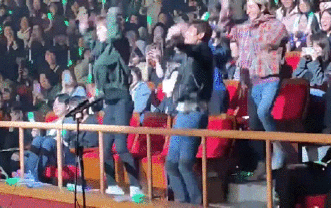 Điều gì đã khiến TVXQ, Irene (Red Velvet) và Suho (EXO) 'quẩy cực sung' cùng nhau thế này đây? Ảnh 2