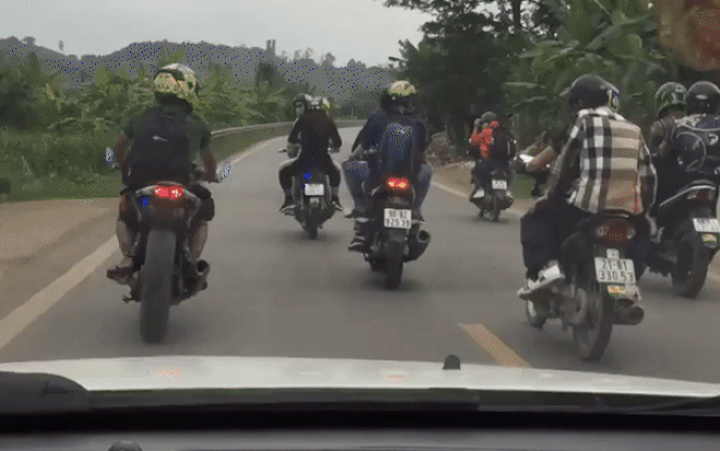 Clip gây bức xúc: Nhóm phượt thủ nẹt pô, dàn hàng ngang như thách thức ôtô chạy phía sau Ảnh 2