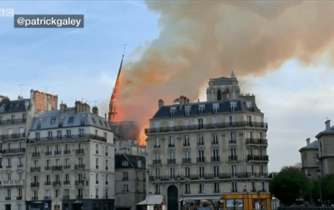 Giây phút ngọn tháp Nhà thờ Đức Bà Paris đổ sụp giữa biển lửa kinh hoàng Ảnh 2