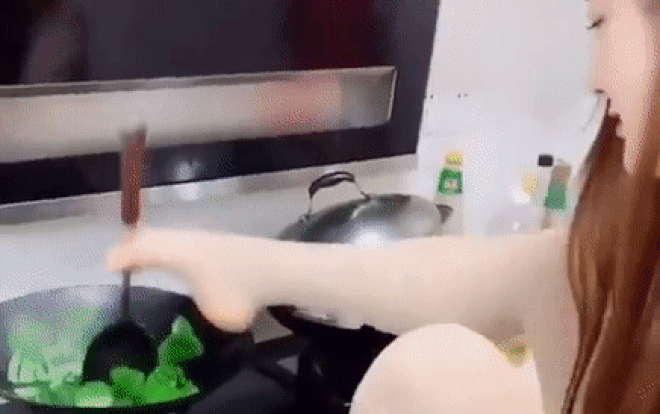 Ngỡ ngàng nhìn cô gái không tay làm mọi việc bằng chân một cách siêu khéo léo và thuần thục Ảnh 2