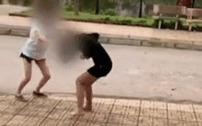 Nghi cô gái trẻ cặp bồ chồng mình, người vợ đánh ghen túi bụi giữa đường: ‘Rủ chồng tao sang phòng khác là lỗi của mày rồi’ Ảnh 2