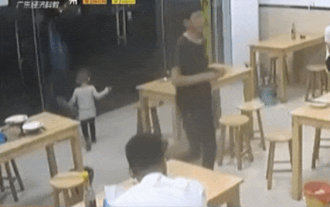 Thiếu 3 nghìn để trả tiền bát mỳ, ông bố lấy con gái 2 tuổi ra gán nợ cho quán ăn Ảnh 2