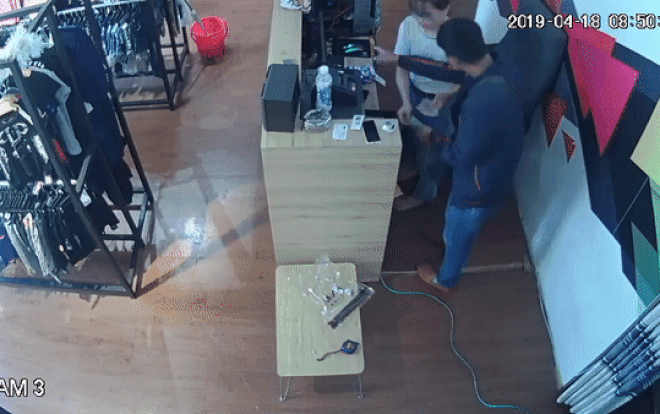 Phẫn nộ clip thanh niên nói tiếng Trung Quốc liên tiếp ăn trộm tiền tại các cửa hàng ở Đà Nẵng Ảnh 2