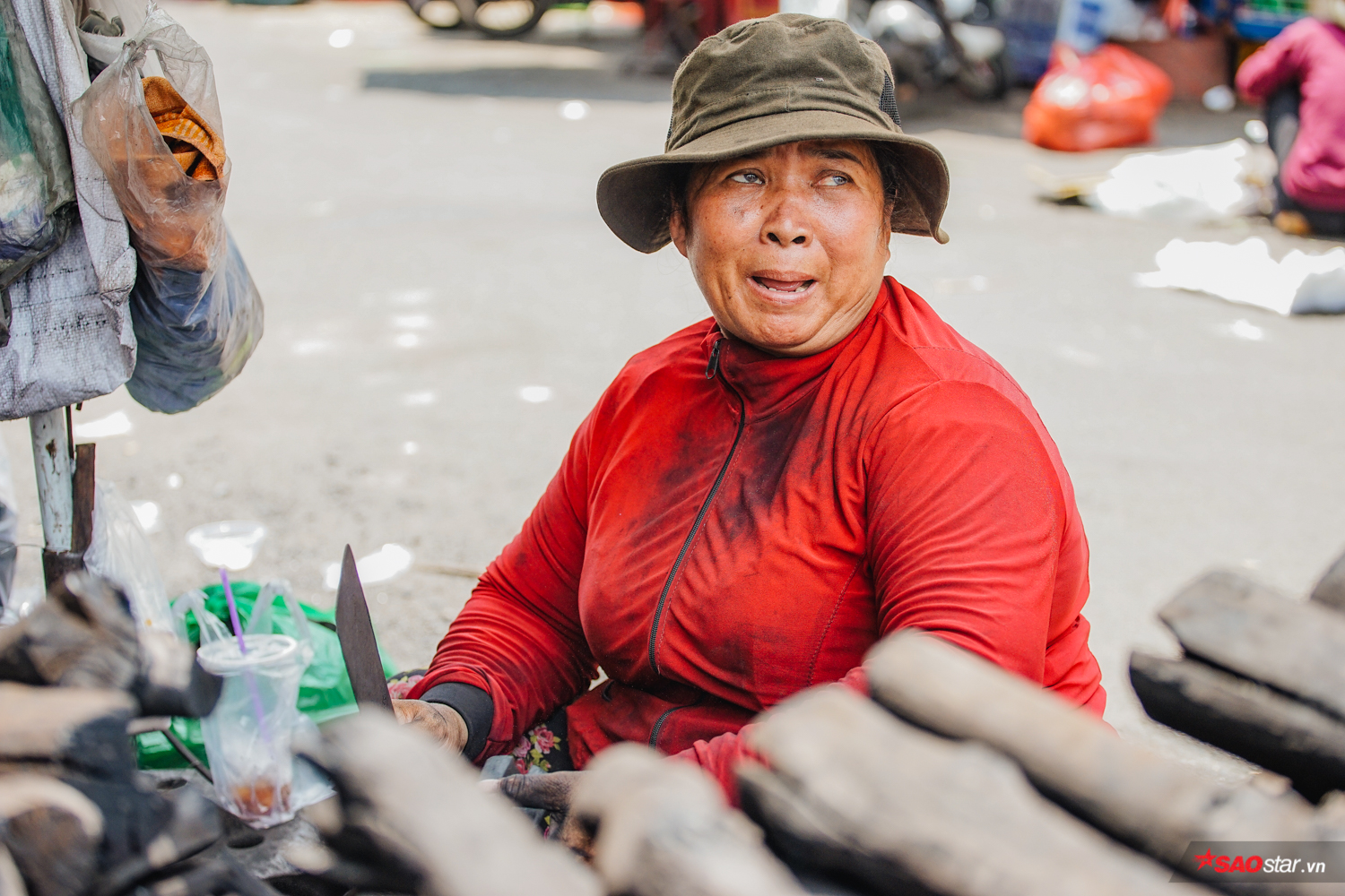 Nắng gắt hơn 40 độ C, hàng nghìn lao động nghèo Sài Gòn vạ vật trú ẩn dưới gốc cây, gầm cầu và bờ sông Ảnh 6