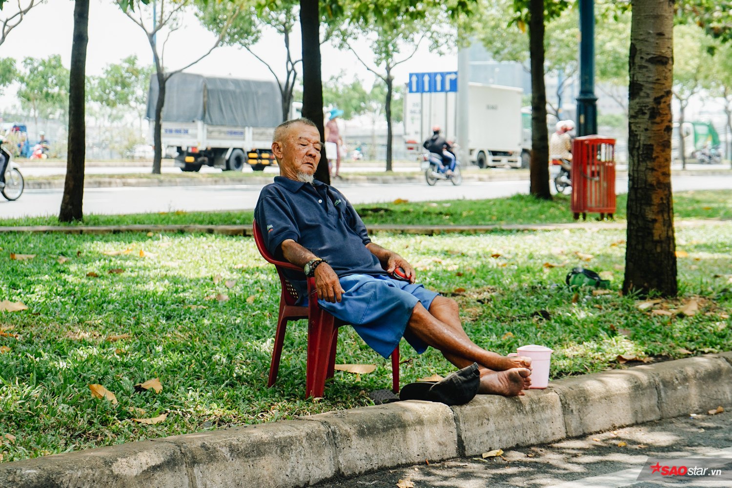 Nắng gắt hơn 40 độ C, hàng nghìn lao động nghèo Sài Gòn vạ vật trú ẩn dưới gốc cây, gầm cầu và bờ sông Ảnh 15