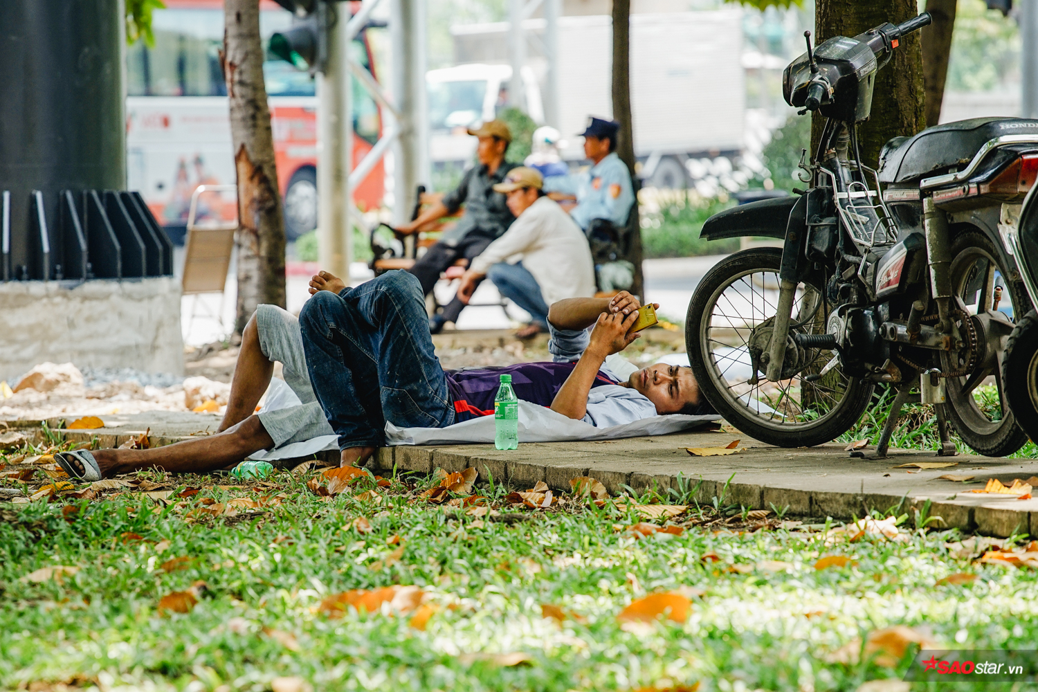 Nắng gắt hơn 40 độ C, hàng nghìn lao động nghèo Sài Gòn vạ vật trú ẩn dưới gốc cây, gầm cầu và bờ sông Ảnh 8