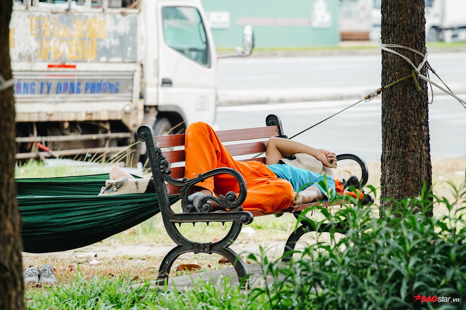 Nắng gắt hơn 40 độ C, hàng nghìn lao động nghèo Sài Gòn vạ vật trú ẩn dưới gốc cây, gầm cầu và bờ sông Ảnh 9