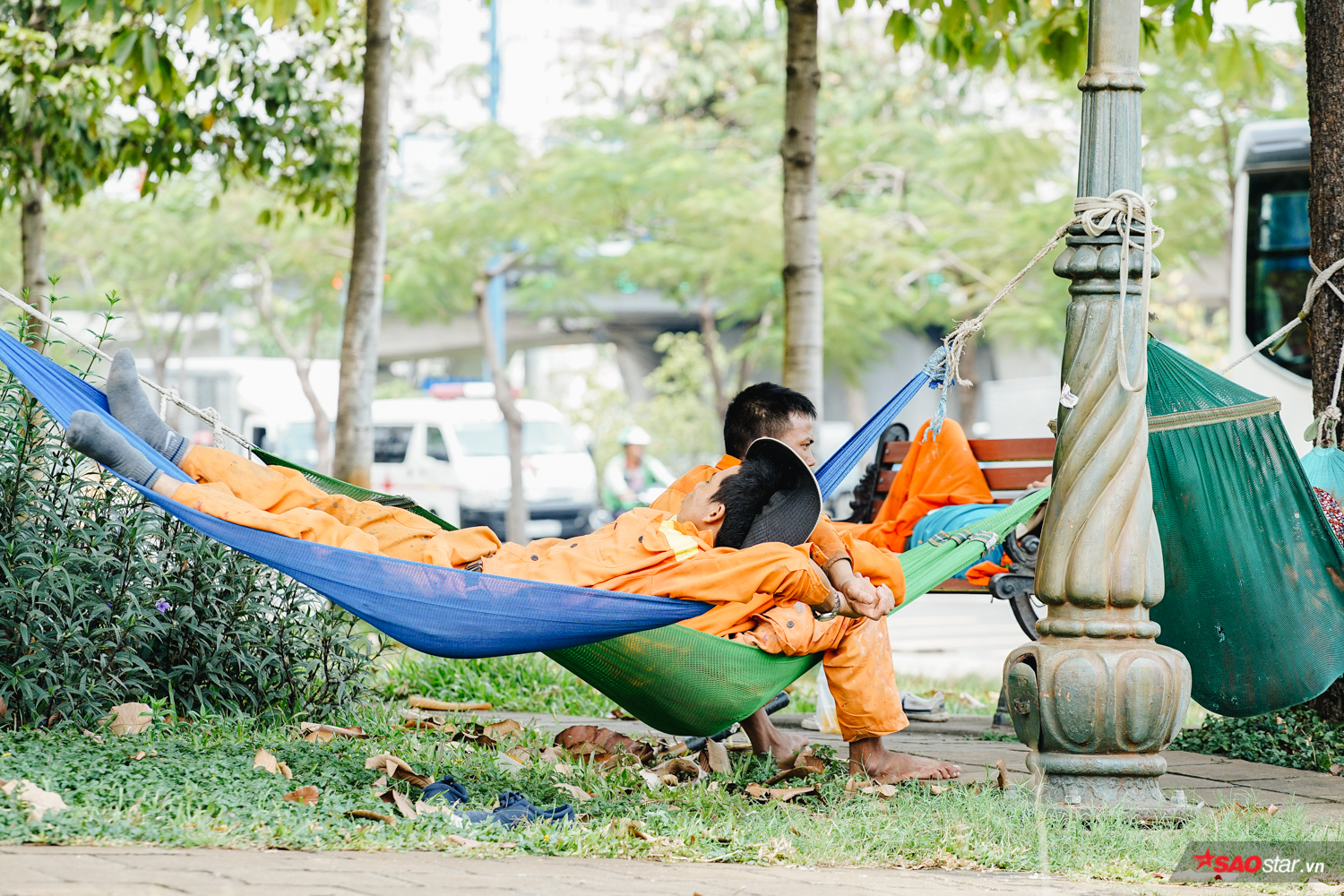 Nắng gắt hơn 40 độ C, hàng nghìn lao động nghèo Sài Gòn vạ vật trú ẩn dưới gốc cây, gầm cầu và bờ sông Ảnh 10