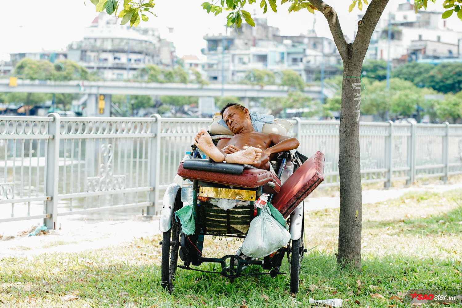 Nắng gắt hơn 40 độ C, hàng nghìn lao động nghèo Sài Gòn vạ vật trú ẩn dưới gốc cây, gầm cầu và bờ sông Ảnh 7