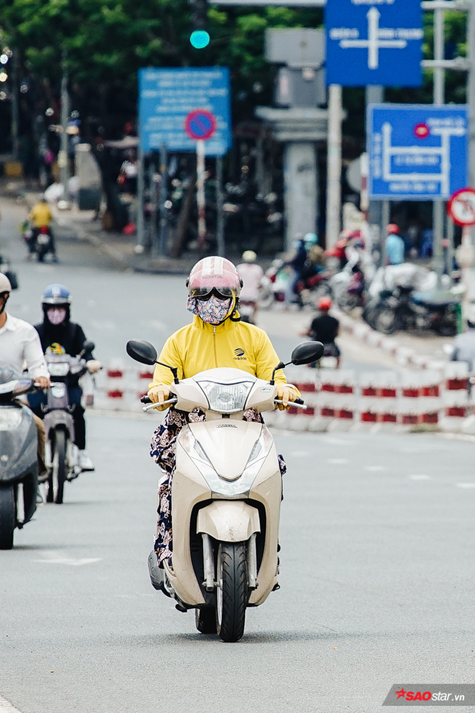 Nắng gắt hơn 40 độ C, hàng nghìn lao động nghèo Sài Gòn vạ vật trú ẩn dưới gốc cây, gầm cầu và bờ sông Ảnh 1