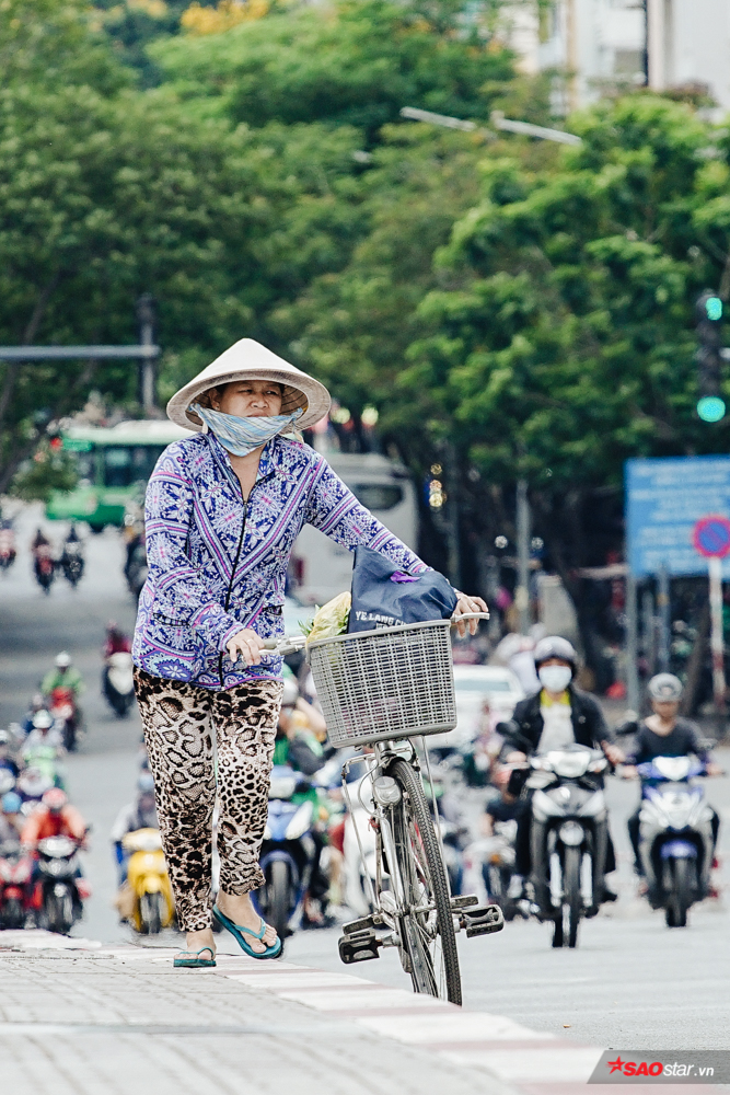 Nắng gắt hơn 40 độ C, hàng nghìn lao động nghèo Sài Gòn vạ vật trú ẩn dưới gốc cây, gầm cầu và bờ sông Ảnh 3