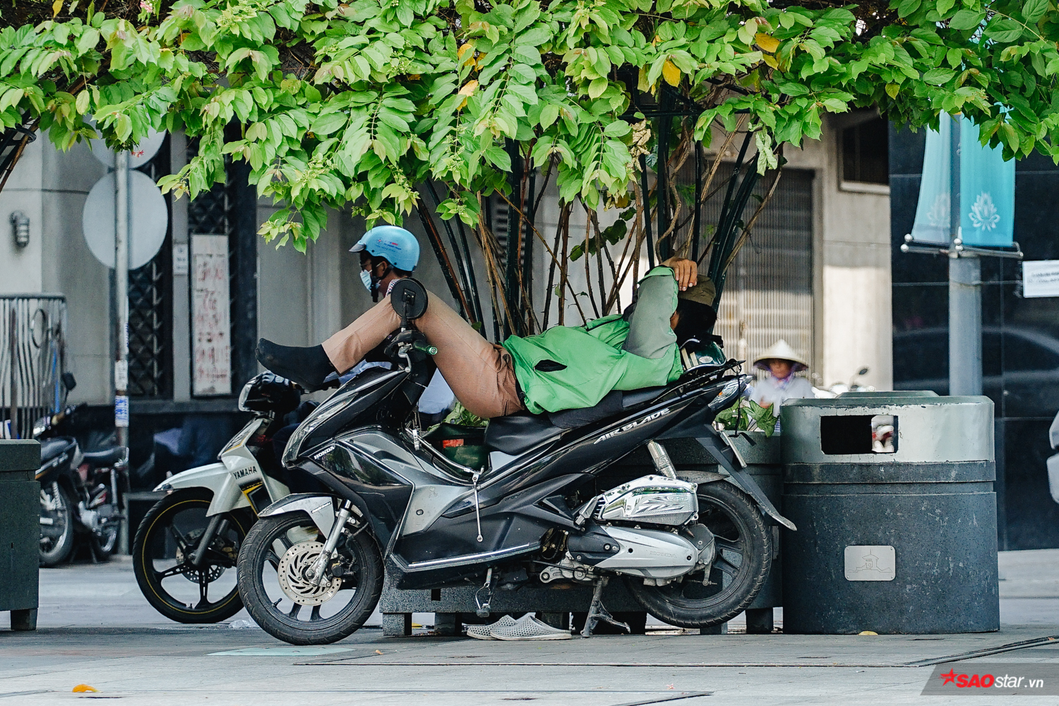 Nắng gắt hơn 40 độ C, hàng nghìn lao động nghèo Sài Gòn vạ vật trú ẩn dưới gốc cây, gầm cầu và bờ sông Ảnh 14