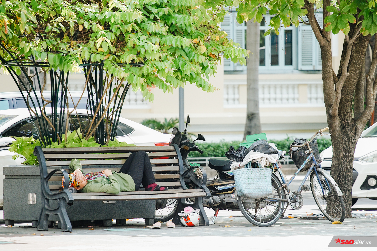 Nắng gắt hơn 40 độ C, hàng nghìn lao động nghèo Sài Gòn vạ vật trú ẩn dưới gốc cây, gầm cầu và bờ sông Ảnh 12