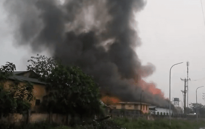 Cháy lớn kho chứa bao bì công ty dược và trang thiết bị y tế quân đội Ảnh 2