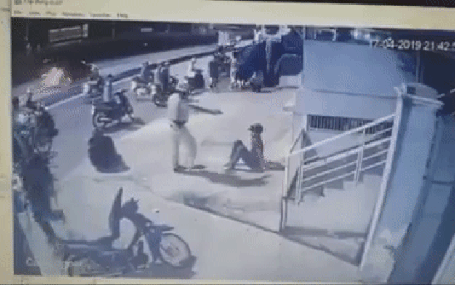 Xác minh clip CSGT dí súng, đạp vào mặt 2 thanh niên sau va chạm giao thông ở Sài Gòn Ảnh 2