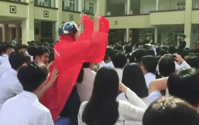 'Chàng trai vàng' trong làng fan cuồng: Mặc áo mưa giữa trời nắng 35 độ và quẩy tung trời để được idol nhận ra giữa đám đông Ảnh 2