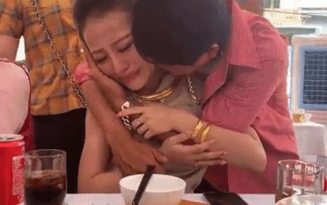 Tiễn con về nhà chồng cách xa… 3km, ông bố ôm con khóc dữ dội khiến CĐM tranh cãi: xúc động hay làm màu? Ảnh 2