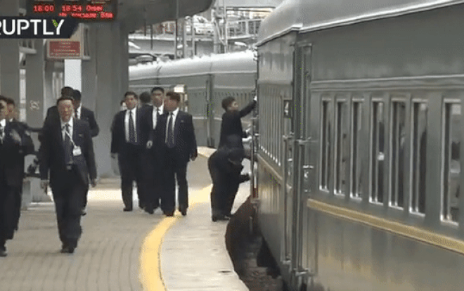 Xem vệ sĩ vừa chạy vừa lau cửa tàu để ông Kim Jong Un bước xuống Ảnh 2