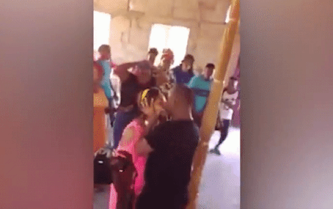 Mục sư hôn 'ngấu nghiến' cô gái để 'trừ tà ma' Ảnh 2