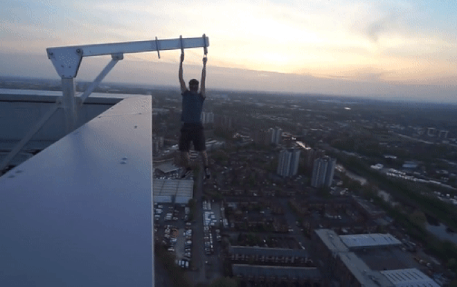 Kinh hoàng cảnh thiếu niên treo người trên tòa nhà cao 44 tầng chỉ bằng 3 ngón tay Ảnh 2