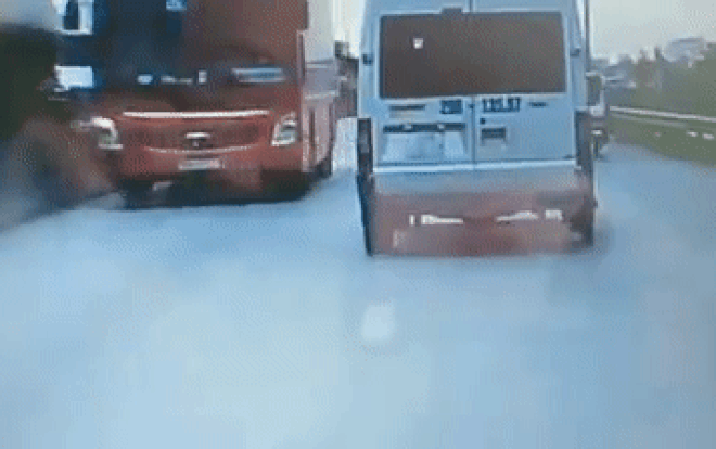 Clip: Xe khách phóng ngược chiều vun vút, đấu đầu với 3 ôtô con ngày nghỉ lễ khiến nhiều người khiếp sợ Ảnh 2