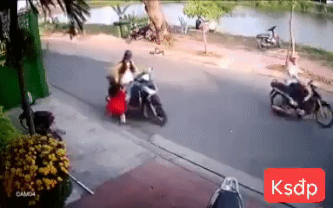 Thót tim clip: Mẹ quên tắt máy, con gái nghịch dại vặn tay ga phóng xe vun vút khiến bé ngã nhào ra đường Ảnh 2
