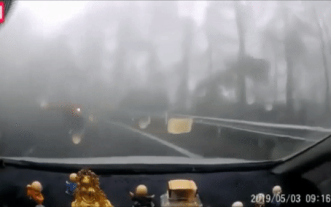 Clip: Xe mất phanh, 'nữ phượt thủ' đâm trực diện vào thanh chắn, văng xuống vực khi đổ đèo Tam Đảo Ảnh 2