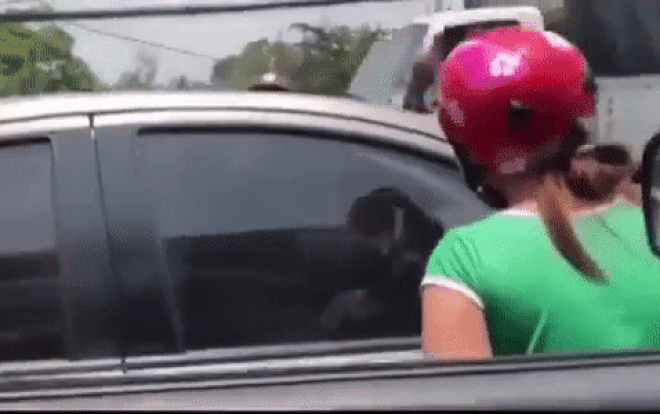 Nữ chủ quán gọi người đánh khách thắc mắc tô hủ tiếu 100.000 đồng từng vác dao chặn đầu xe 'xử' tài xế ô tô vì suất cơm 35.000 đồng Ảnh 2