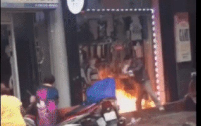 Người đàn ông bịt mặt, tưới xăng thiêu rụi cửa hàng quần áo của 'vợ hờ' vì cay cú không được quyền nuôi con Ảnh 2