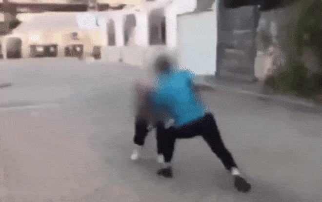 Kinh hoàng cảnh 2 nữ sinh 'xử đẹp' nhau, thái độ của người xung quanh còn đáng sợ hơn Ảnh 2