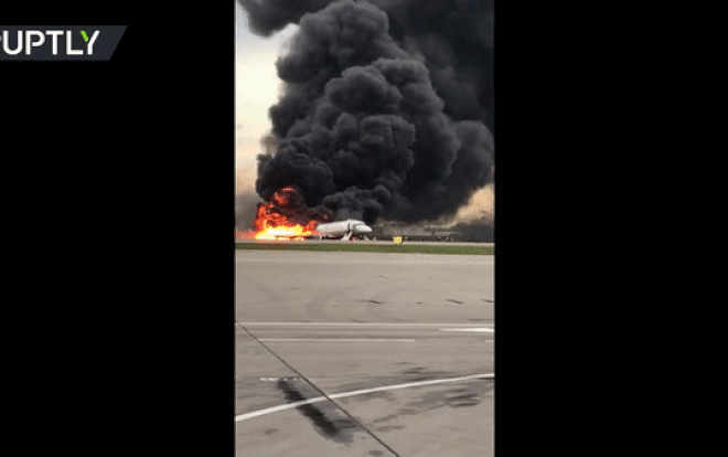 Video hành khách kinh hãi nhảy khỏi máy bay Nga đang bốc cháy ngùn ngụt Ảnh 2